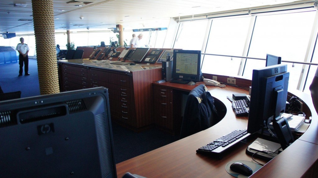 Ship_s_Bridge_and_computers