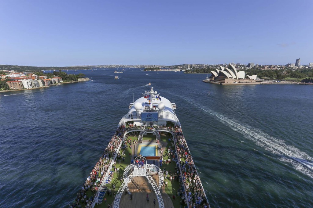 Pacific Jewel and Sydney Opera House