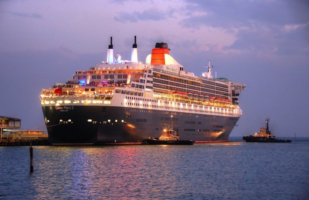 Queen Mary 2 preparing to depart
