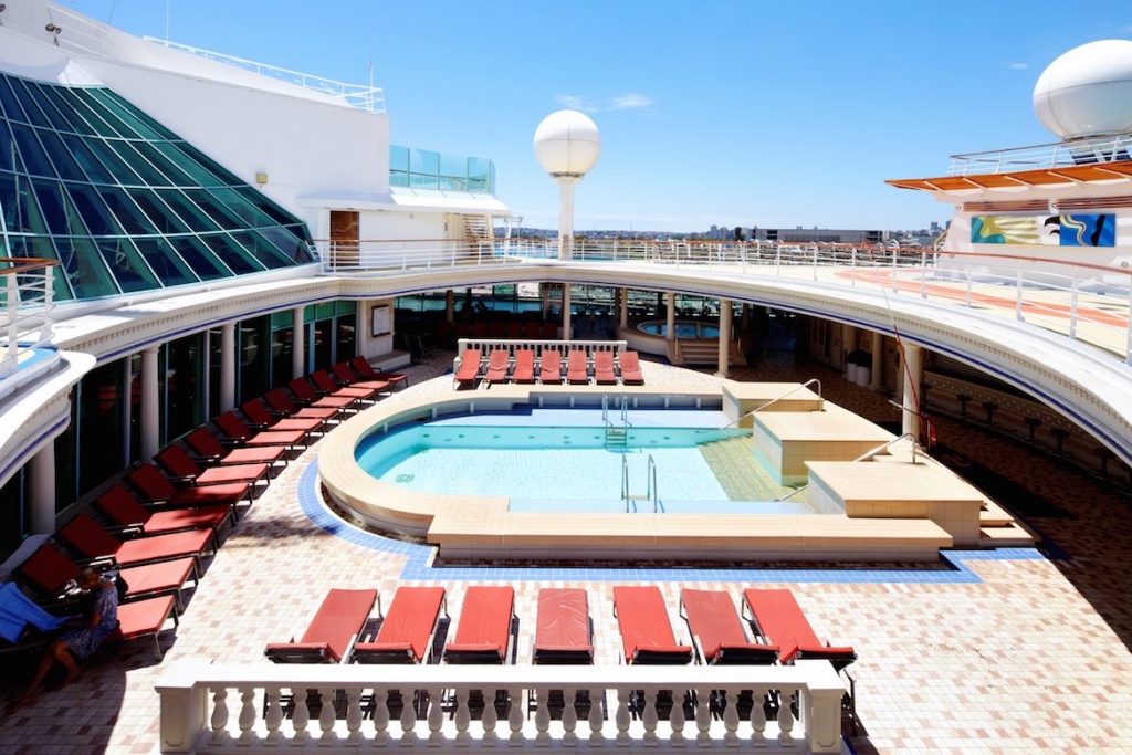 Voyager of the Seas pool