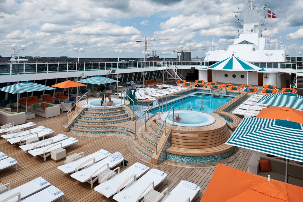 Crystal Serenity Seahorse Pool and Jacuzzis